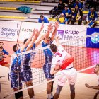 Lorente, Mimoun y Hoyos en el triple bloqueo ante el receptor italiano Mandiraci.