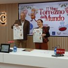 Juanjo Delgado Soto y Beatriz Martínez, en la presentación de la edición 2026 del concurso 'El Mejor Torrezno del Mundo'.