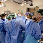 Un equipo médico durante una intervención quirúrgica.