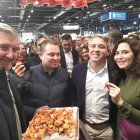 Ayuso, junto a dos concejales de Medinaceli y un vecino de la villa.