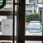 Un vehículo de la Guardia Civil junto al colegio Pinar Grande de Navaleno este lunes.