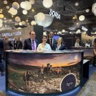 Benito Serrano, Enrique Rubio y Elia Jiménez, en el stand de Fitur.