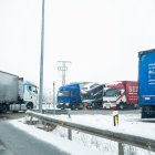 Camiones entre la nieve a media mañana en el Caballo Blanco de Soria.