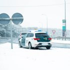 Un vehículo de la Guardia Civil vigila una carretera en Soria entr la nieve.