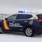 Vehículo de la Policía Nacional en la nieve.