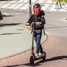 Una persona circula en un patinete eléctrico en el entorno del Campus Duques de Soria.