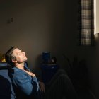 La exposición a la luz solar directa por la mañana, sin gafas ni cristales, regula los ritmos circadianos y mejora la producción de melatonina.