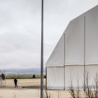 Carpa instalada en el aeródromo para el mantenimiento de aviones.