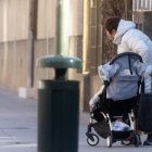 Archivo - Una mujer con un carrito de bebé, a 14 de enero de 2025, en Madrid (España).  