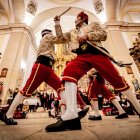 Danzantes de San Leonardo en la actuación del baile del Paloteo