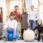 Héctor Hernández, a la derecha de pie, acompañado de compañeros de la Facultad de Ciencias de la Salud que han colaborado en el estudio.