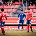 Los jugadores del Numancia se lamentan del gol del Lealtad que a la postre supuso una nueva derrota en casa.
