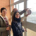 De Izda A Dcha, Lerma, Bartolomé Y Latorre Colocan El Distintivo Del Punto Violeta En La Cárcel De Soria.