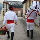 Los barroseros, ataviados con su indumentaria tradicional, desfilan por las calles de Abejar portando el toro ritual de La Barrosa, en una escena que se repite cada Carnaval desde tiempos inmemoriales