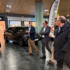 El presidente Serrano junto los responsables del Centro Comercial y los concesionarios participantes.