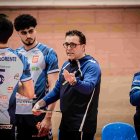 Toribio da indicaciones a sus jugadores en un tiempo muerto.