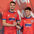 San Vicente y Pablo Álvarez posan con la camiseta numantina.