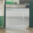 Entrada al campo de fútbol de Garray, totalmente inundado.