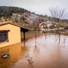 Casa rodeada por el agua en las cercanías del Cañón de Río Lobos en Soria