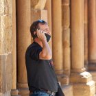 Un usuario atiende una llamada con su teléfono móvil.