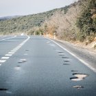 Carretera llena de agujeros en la N-122.