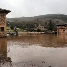 El río Duero desbordado en Salduero, a punto de entrar en las casas.