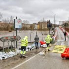 Corte del puente de Almazán este viernes con sacos de tierra para proteger la travesía.