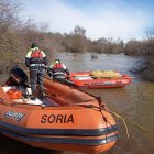 Los bomberos de Soria preparan una embarcación con efectivos y otra con alimento para una ganadería aislada por las inundaciones en Garray.