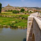 El Puente de Langa de Duero, último puente sobre el Duero en la provincia de Soria, conecta el municipio con Castillejo de Robledo mientras el perfil histórico de la villa se recorta en el horizonte