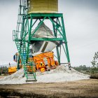 El camión, claramente dañado tras caer la tolva y una gran cantidad de sal.