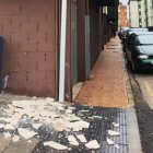 Cascotes en la acera tras la caída de una placa de revestimiento.