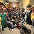 Vecinos y cabezudos posan durante el Carnaval de Ágreda, una celebración marcada por la presencia del Tío Chinchilla y la participación intergeneracional