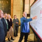 Abel Antón en el Ayuntamiento de Sevilla viendo el plano del circuito que lleve su nombre.