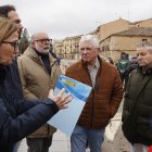 La presidenta de la Confederación Hidrográfica del Duero, María Jesús Lafuente ,conversa con representantes de la comunidad de regantes de Ines y Eza, tras las inundaciones del Duero en Soria.