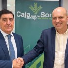 Apretón de manos de Carlos Martínez y Juan José Delgado en la renovación del acuerdo entre Caja Rural y Río Duero.
