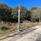 Una de las farolas rotas en las márgenes del Duero en Soria.