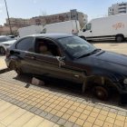 Detalle de un coche evidentemente vandalizado en la zona de Los Royales.