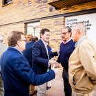 Mañueco durante su visita a la delegación de Soria de la AECC.