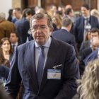 El presidente de Empresa Familiar de Castilla y León (EFCL), Isidoro Alanís, inaugura su Asamblea General de Socios junto al director territorial en Castilla y León del Banco Santander, F. Javier Martín Calvo, y el concejal de Promoción Económica del Ayuntamiento de Salamanca, Pedro Martínez.