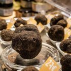 Ejemplares de Tuber melanosporum a la venta en el Recinto Ferial de Abejar, donde la trufa negra se comercializa al gramo y alcanza precios premium en plena temporada
