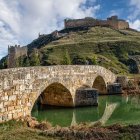 Desde el puente se obtiene una de las perspectivas más reconocibles del conjunto histórico de la villa.