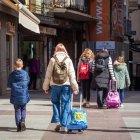Personas con niños paseando por El Collado en Soria.