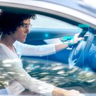 Mujer al volante en coche conectado