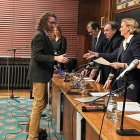 María Zurita de Borbón entrega el premio a Charles Lizin.