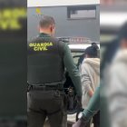 Momento de la detención de la cuidadora acusada de estafar a una anciana.
