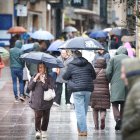 Paraguas en el centro de Soria ante la abundante lluvia en la mañana de este viernes.