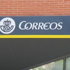 Archivo - Imagen de una oficina de Correos con el emblema de la empresa.