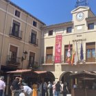 Ambiente en la Plaza Mayor de San Esteban de Gormaz durante la Feria del Vino y Productos de la Tierra, con puestos de degustación frente al ayuntamiento