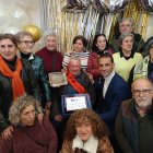 El centenario, en el centro con una banda de cumpleaños.