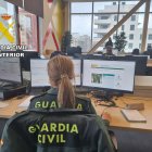 Guardia Civil en su puesto de trabajo frente a un ordenador.